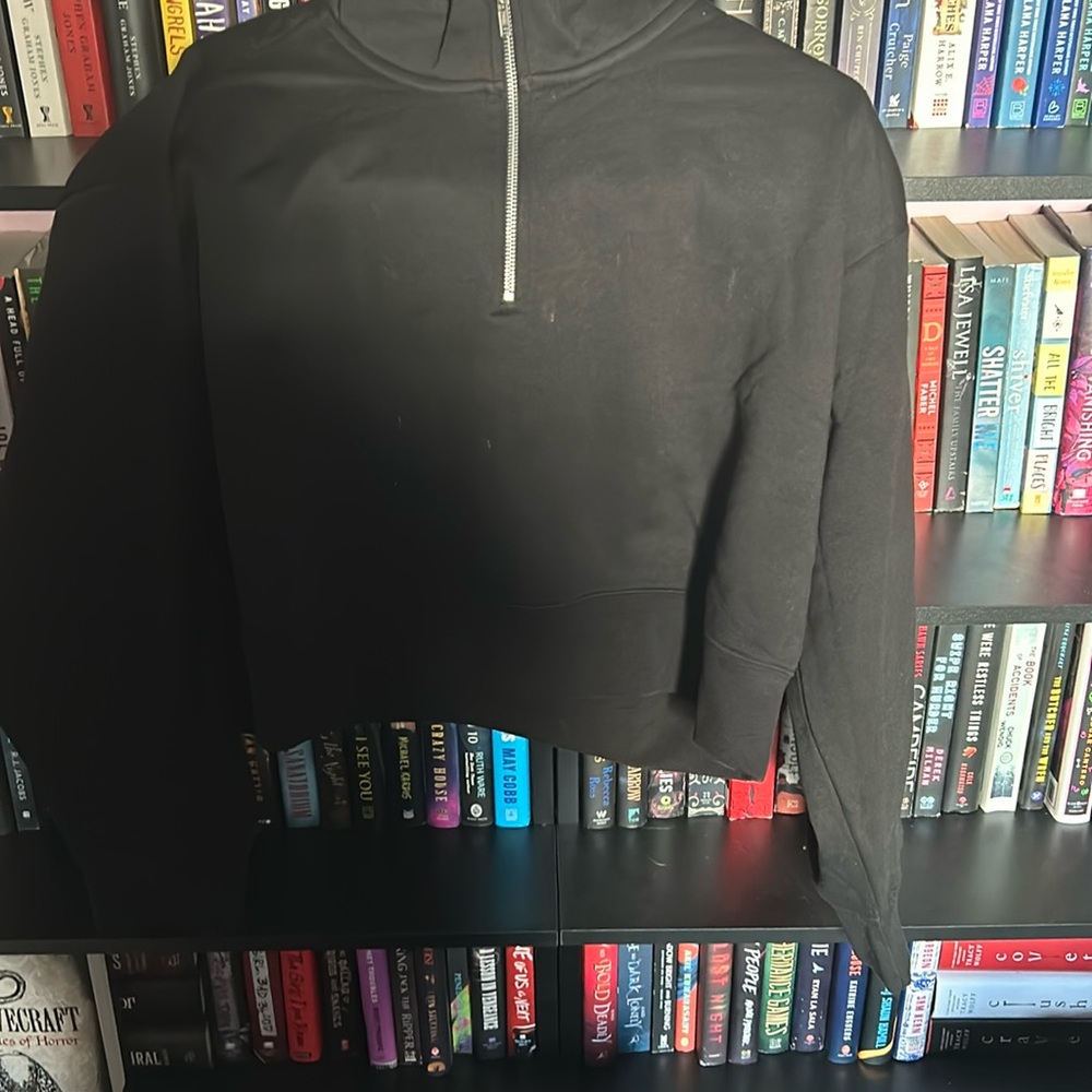 NWOT Kind Cotton mid drift black sweatshirt ⭐️